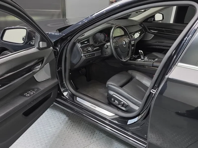 BMW 750 LI xDrive - автомобили, коли, обяви за нови и употребявани 9