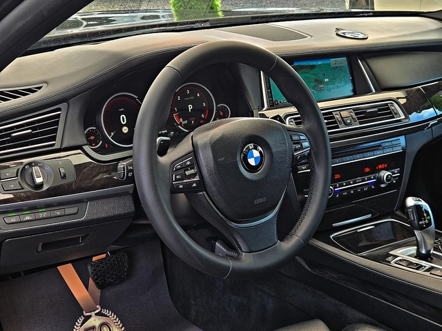 BMW 750 M/XD/SHADOW/DISTR/HUD/360CAM/ВАКУУМ/ОБДУХ/AMBI/LIZ - автомобили, коли, обяви за нови и употребявани 9