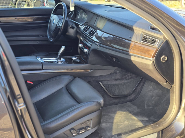 BMW 750il xDrive 2010 - автомобили, коли, обяви за нови и употребявани 11