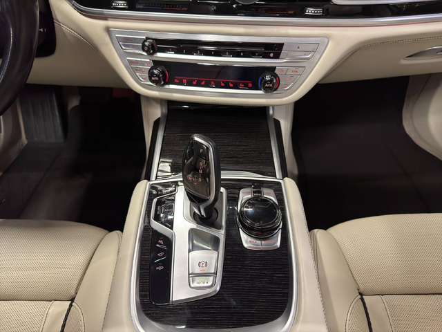 BMW 750Li xDrive - автомобили, коли, обяви за нови и употребявани 12