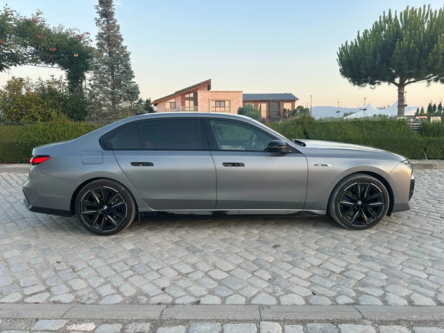 BMW 760 M760e / xDrive / AUTO DOOR/ TV THEATRE / M-SPORT PRO - автомобили, коли, обяви за нови и употребявани 6