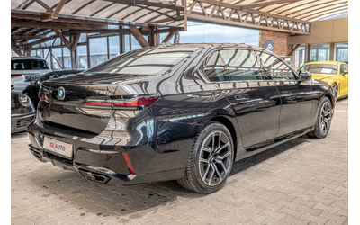 bmw-760i-4-4i-v8-m-sport-individual-kamera-360-obduhvane-hud - 5