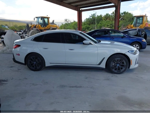 BMW i4 EDRIVE40 - автомобили, коли, обяви за нови и употребявани 12
