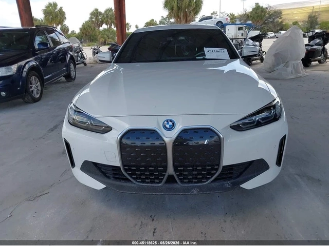 BMW i4 EDRIVE40 - автомобили, коли, обяви за нови и употребявани 11