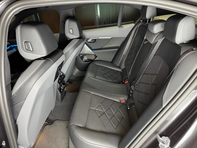 BMW i5 M60 xDrive Налична - автомобили, коли, обяви за нови и употребявани 8