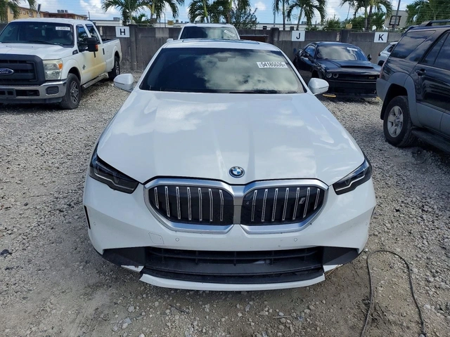 BMW i5 EDRIVE 40 - автомобили, коли, обяви за нови и употребявани 1
