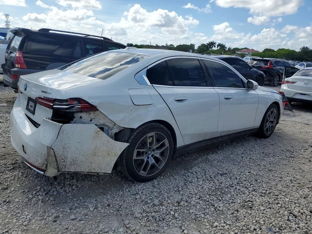 BMW i5 EDRIVE 40 - автомобили, коли, обяви за нови и употребявани 3