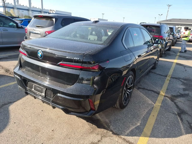 BMW i7 XDRIVE60| B&W| SWAROWSKI| HUD| МАСАЖИ| 2 КЛЮЧА - автомобили, коли, обяви за нови и употребявани 2