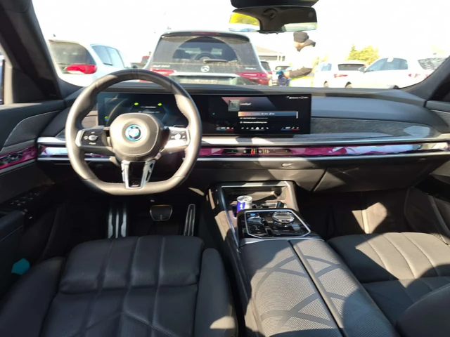 BMW i7 XDRIVE60| B&W| SWAROWSKI| HUD| МАСАЖИ| 2 КЛЮЧА - автомобили, коли, обяви за нови и употребявани 7