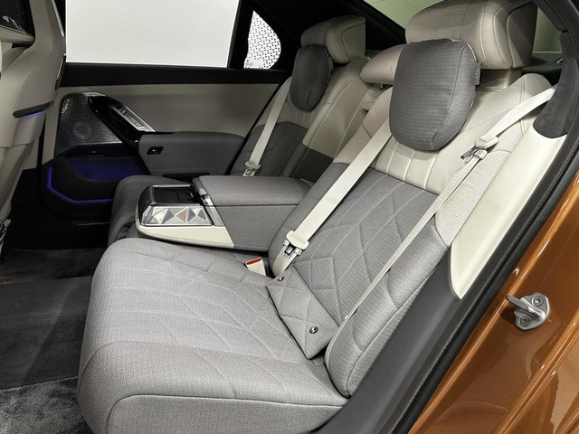 BMW i7 i7 M70 xDrive - автомобили, коли, обяви за нови и употребявани 8