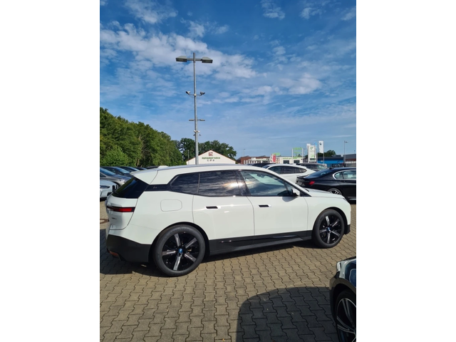 BMW iX xDrive40 - автомобили, коли, обяви за нови и употребявани 2