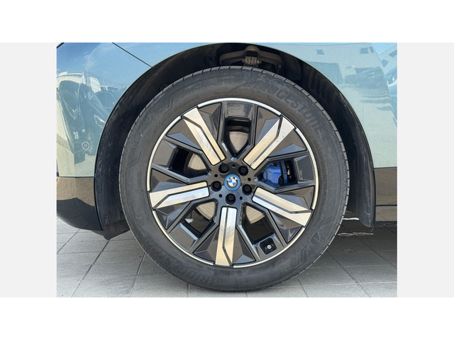BMW iX xDrive40 - автомобили, коли, обяви за нови и употребявани 4
