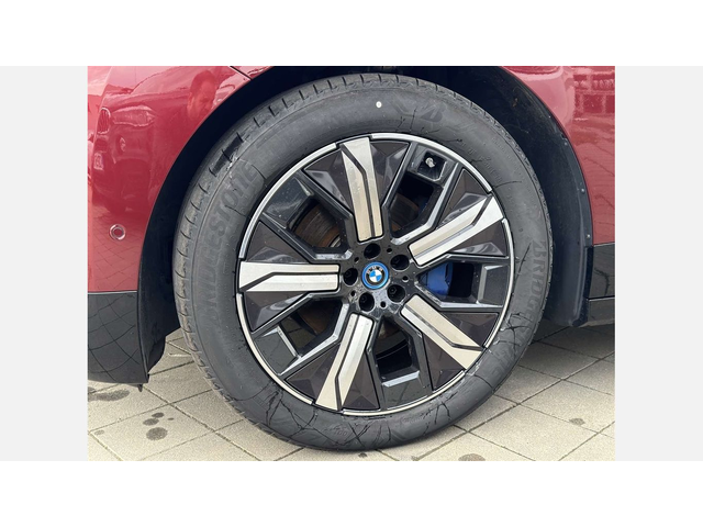 BMW iX xDrive40 - автомобили, коли, обяви за нови и употребявани 4