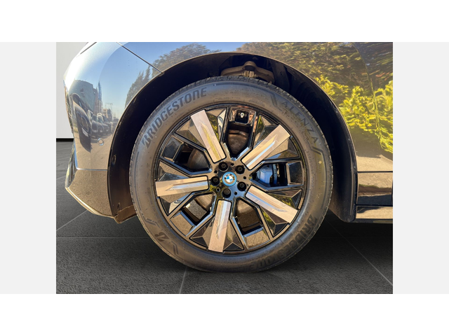 BMW iX xDrive40 - автомобили, коли, обяви за нови и употребявани 4