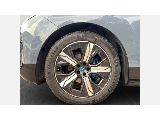 BMW iX xDrive40 - автомобили, коли, обяви за нови и употребявани 4