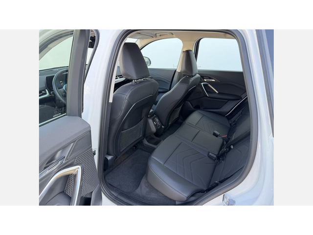 BMW iX1 xDrive30 - автомобили, коли, обяви за нови и употребявани 9