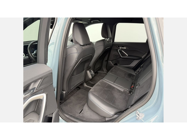 BMW iX1 xDrive30 - автомобили, коли, обяви за нови и употребявани 9