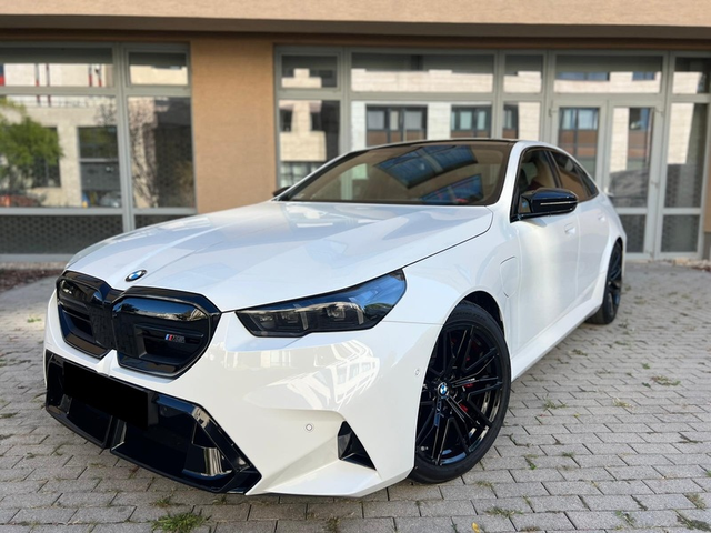BMW M5 M5 4.4 Hybrid xDrive - автомобили, коли, обяви за нови и употребявани 1