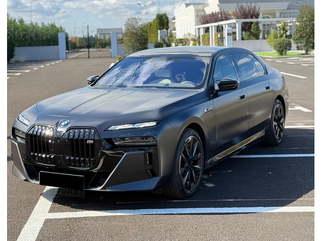 BMW M760e M760e Plug-in Hybrid xDrive - автомобили, коли, обяви за нови и употребявани 0