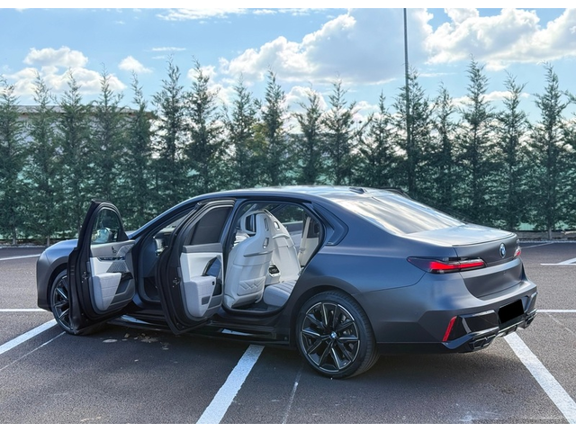 BMW M760e M760e Plug-in Hybrid xDrive - автомобили, коли, обяви за нови и употребявани 7