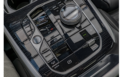 BMW X7 M60i/Harman Kardon/Swarovski/Pano./Алкантар/6+1/Камера 360 - автомобили, коли, обяви за нови и употребявани 11