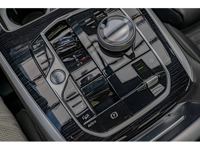 BMW X7 M60i/Harman Kardon/Swarovski/Pano./Алкантар/6+1/Камера 360 - автомобили, коли, обяви за нови и употребявани 11