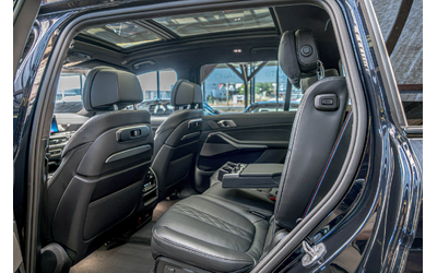 BMW X7 M60i/Harman Kardon/Swarovski/Pano./Алкантар/6+1/Камера 360 - автомобили, коли, обяви за нови и употребявани 8