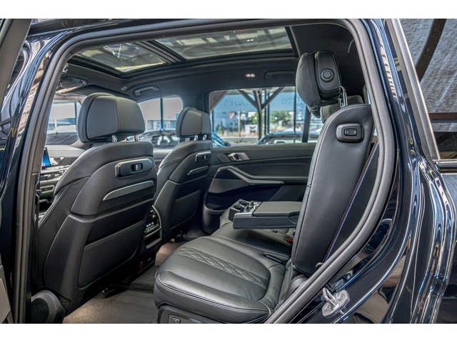 BMW X7 M60i/Harman Kardon/Swarovski/Pano./Алкантар/6+1/Камера 360 - автомобили, коли, обяви за нови и употребявани 8