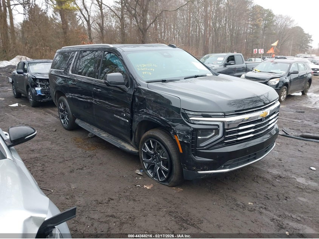 Chevrolet Suburban 5.3L V-8 DI, VVT, 355HP 4X2 Drive - автомобили, коли, обяви за нови и употребявани 0