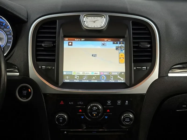 Chrysler 300c 3.6 - автомобили, коли, обяви за нови и употребявани 13