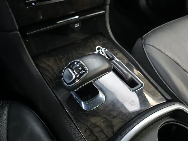 Chrysler 300c 3.6 - автомобили, коли, обяви за нови и употребявани 8