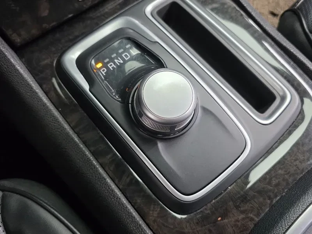 Chrysler 300c 3.6 - автомобили, коли, обяви за нови и употребявани 8