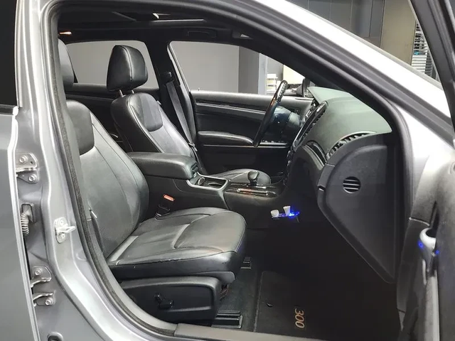 Chrysler 300c 3.6 - автомобили, коли, обяви за нови и употребявани 10