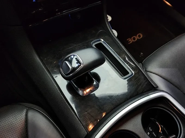 Chrysler 300c 3.6 - автомобили, коли, обяви за нови и употребявани 8