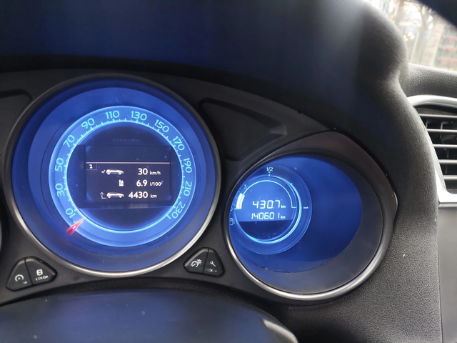 Citroen C4 1, 6HDI  NAVI - автомобили, коли, обяви за нови и употребявани 9