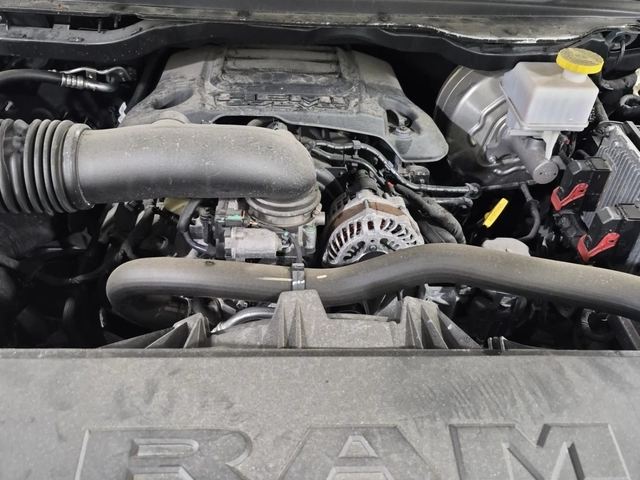 Dodge RAM 1500 Sport Crew Cab Short Bed / 5.7 HEMI V8 / 4WD - автомобили, коли, обяви за нови и употребявани 13