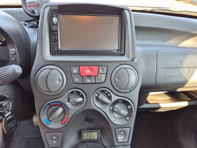 Fiat Panda 1.2i - автомобили, коли, обяви за нови и употребявани 12