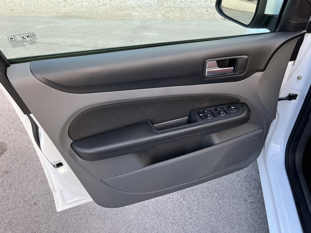 Ford Focus 1.6i 116кс ГАЗОВ ИНЖЕКЦИОН КЛИМАТРОНИК - автомобили, коли, обяви за нови и употребявани 6