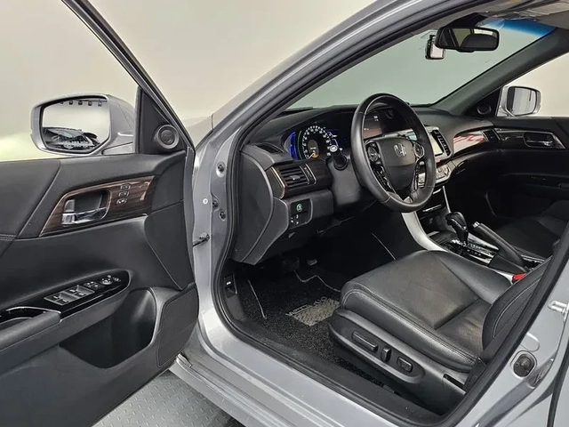 Honda Accord 2.0 Hybrid - САМО 30% АВАНС! - автомобили, коли, обяви за нови и употребявани 9