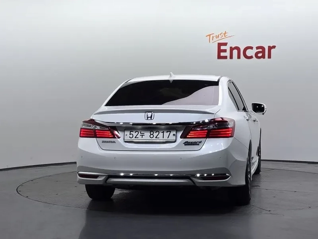 Honda Accord 2.0 Hybrid - САМО 30% АВАНС! - автомобили, коли, обяви за нови и употребявани 3