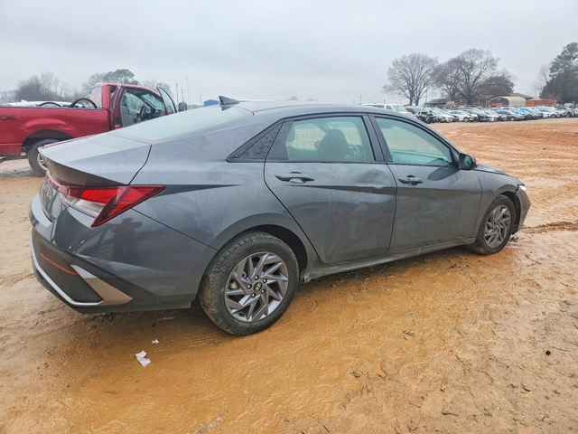Hyundai Elantra 2.0L 4 Front-wheel Drive - автомобили, коли, обяви за нови и употребявани 2