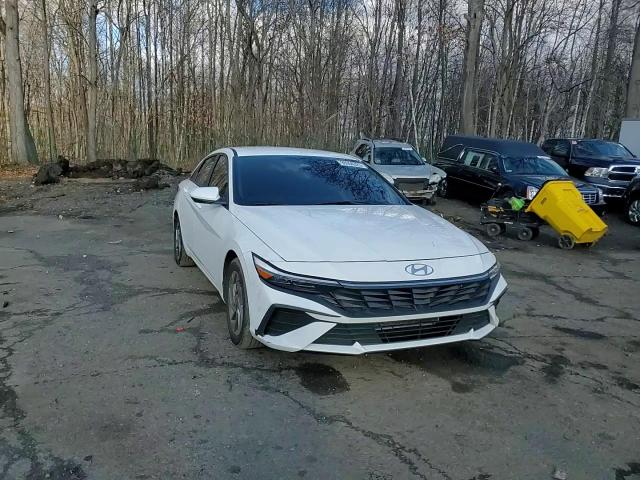 Hyundai Elantra 2.0L 4 Front-wheel Drive - автомобили, коли, обяви за нови и употребявани 0