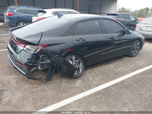 Hyundai Elantra 2.0L I-4 DOHC, VVT, 147HP Front Wheel Drive - автомобили, коли, обяви за нови и употребявани 3