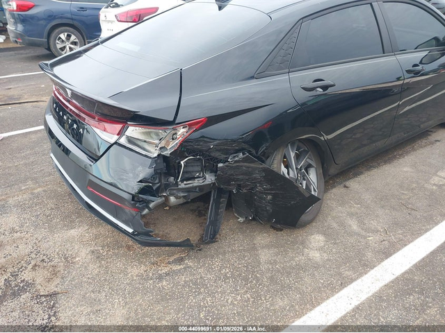 Hyundai Elantra 2.0L I-4 DOHC, VVT, 147HP Front Wheel Drive - автомобили, коли, обяви за нови и употребявани 5