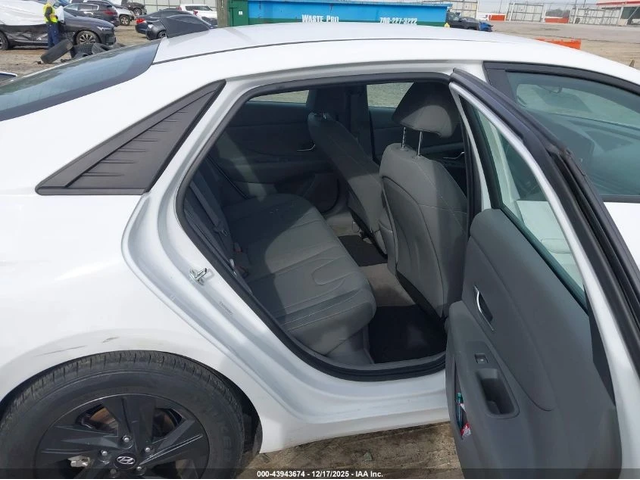 Hyundai Elantra Hybrid Blue - автомобили, коли, обяви за нови и употребявани 7