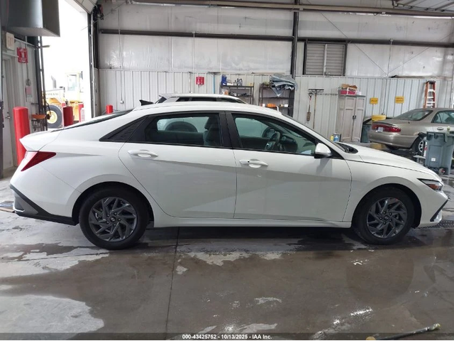 Hyundai Elantra SEL - автомобили, коли, обяви за нови и употребявани 8