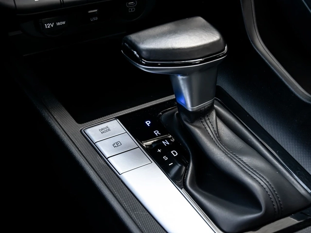 Hyundai Elantra - автомобили, коли, обяви за нови и употребявани 12