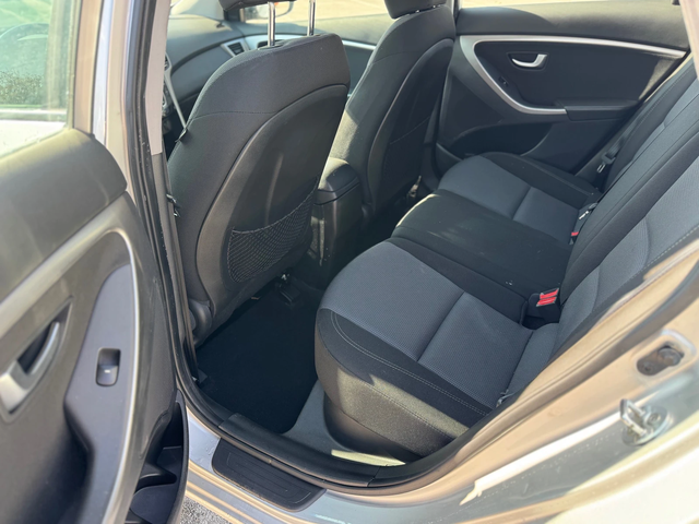 Hyundai I30 1.6CRDI-6ск - автомобили, коли, обяви за нови и употребявани 8