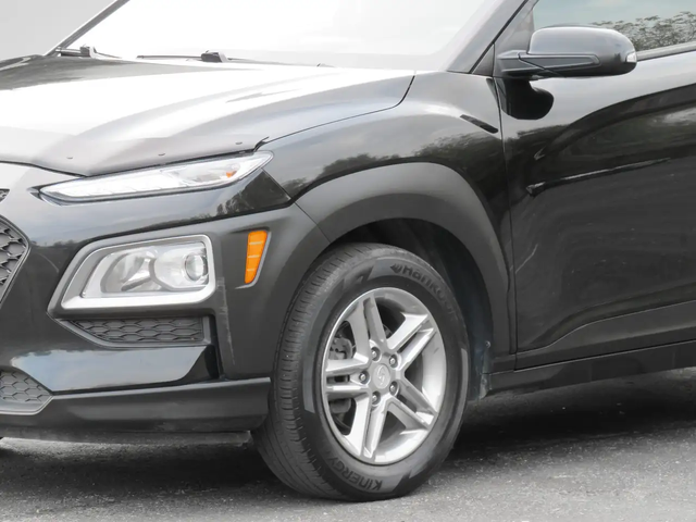 Hyundai Kona 2.0L Essential w/ CarPlay B.Camera BLND Spots NO A Front Wheel Drive - автомобили, коли, обяви за нови и употребявани 3