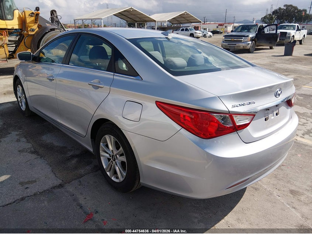 Hyundai Sonata 2.4L I-4 DI, DOHC, VVT, 190HP Front Wheel Drive - автомобили, коли, обяви за нови и употребявани 2